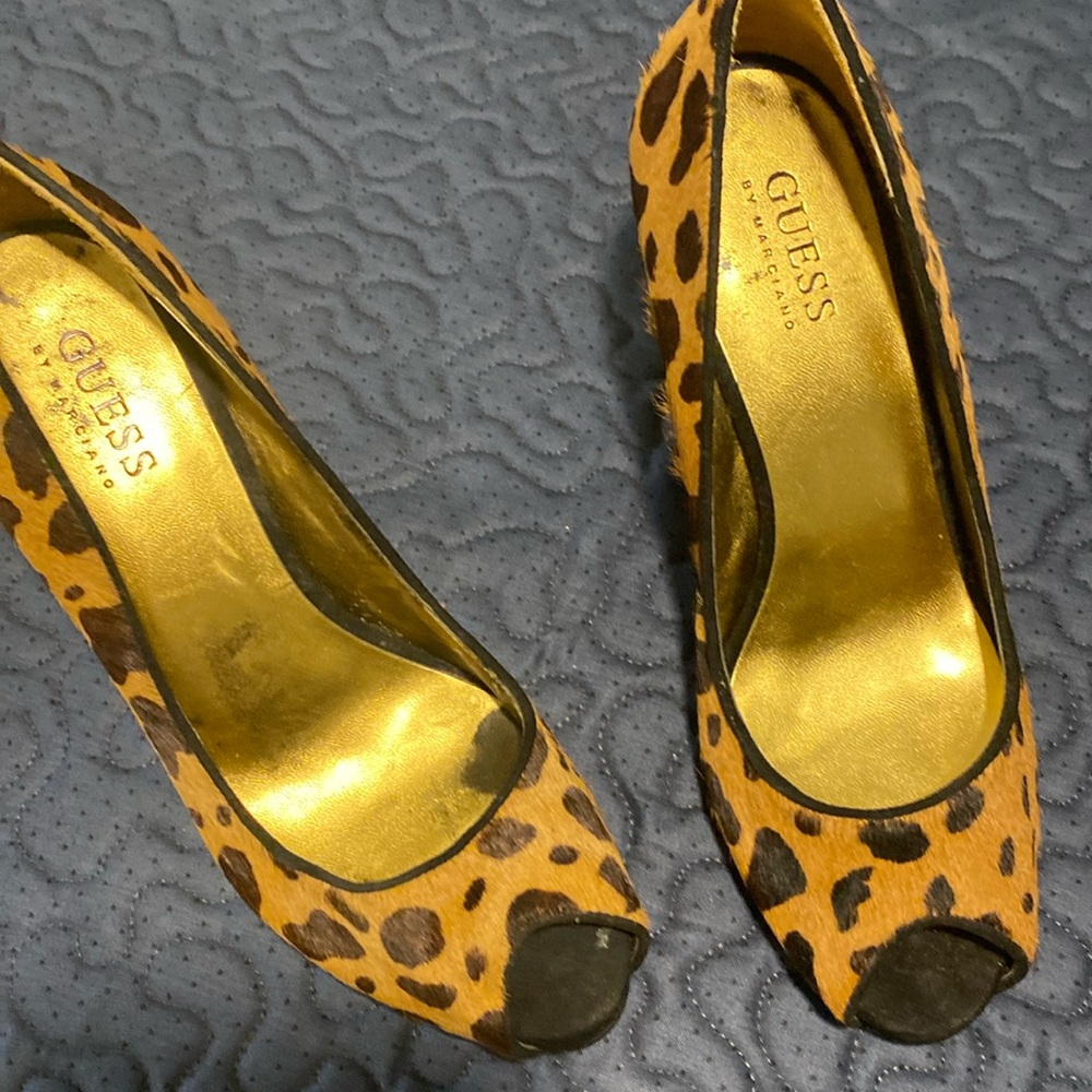 Beautiful leopard skinned shoes by Guess.
